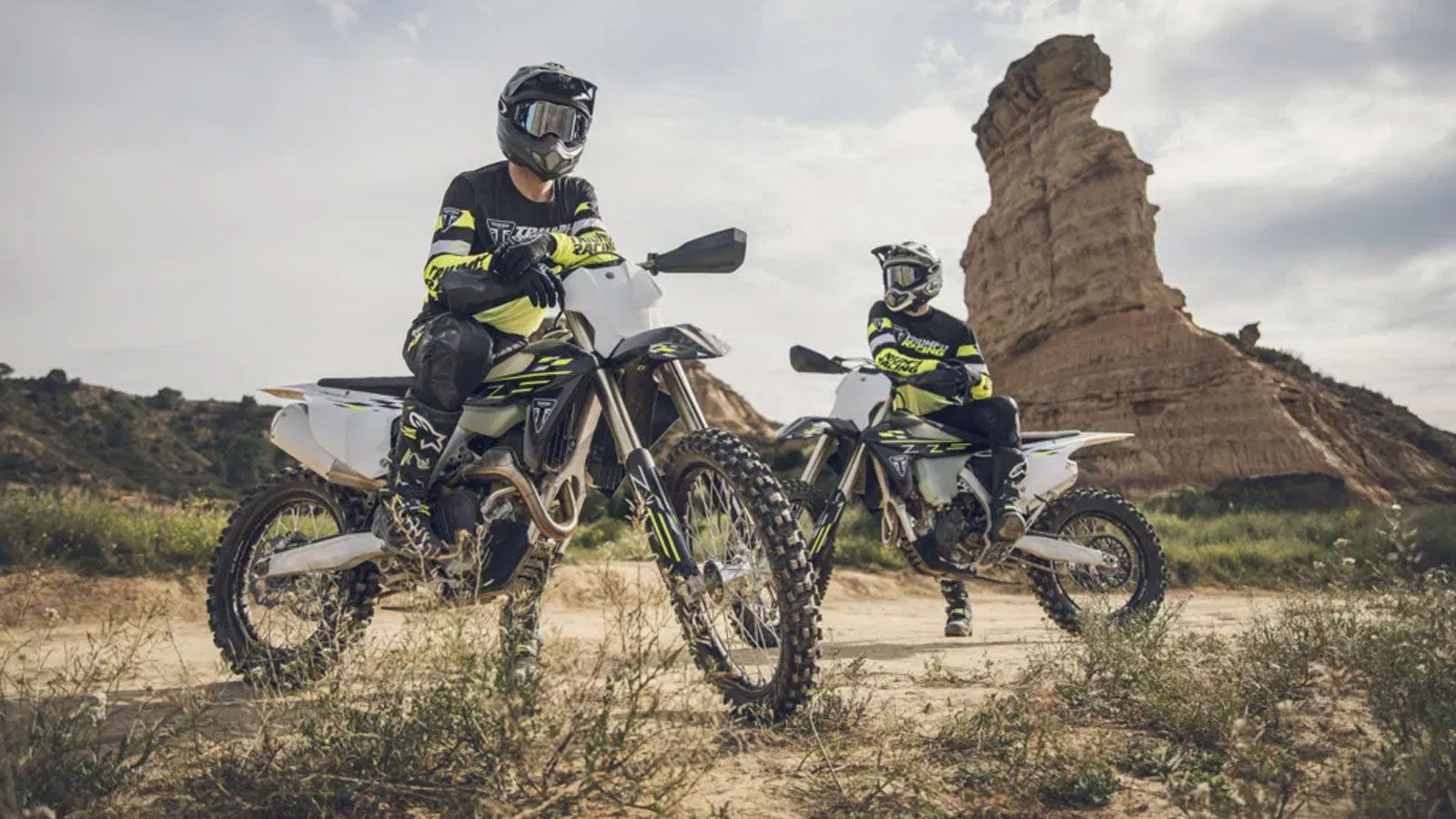 Η διάθεση θα ξεκινήσει τον Οκτώβριο του 2025, με την Triumph να τονίζει ότι πρόκειται για μοτοσυκλέτες «ανθεκτικές, δυνατές και έτοιμες για τις σκληρό