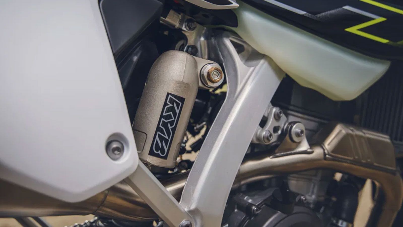 Οι αναρτήσεις KYB προσφέρουν διαδρομή 310mm εμπρός και 305mm πίσω, ενώ τα Brembo φροντίζουν για δυνατό φρενάρισμα. Στα ηλεκτρονικά βρίσκουμε launch as