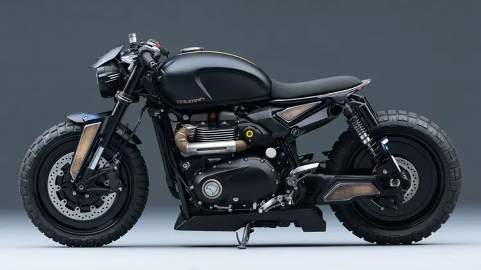 Η Gaijin βασίζεται σε μια Triumph Speed Twin 1200 και κατασκευάστηκε στο Σάο Πάολο, με στόχο να αποπνέει σκοτεινή και επιβλητική αισθητική, αλλά και ν