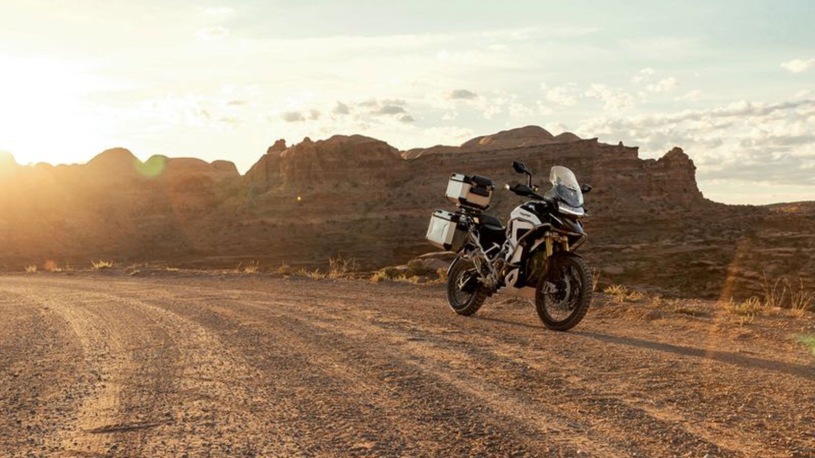 Η Triumph καλεί τους ενδιαφερόμενους να απευθυνθούν άμεσα στο επίσημο δίκτυο συνεργατών της, προκειμένου να ενημερωθούν για τις διαθέσιμες εκδόσεις, τ