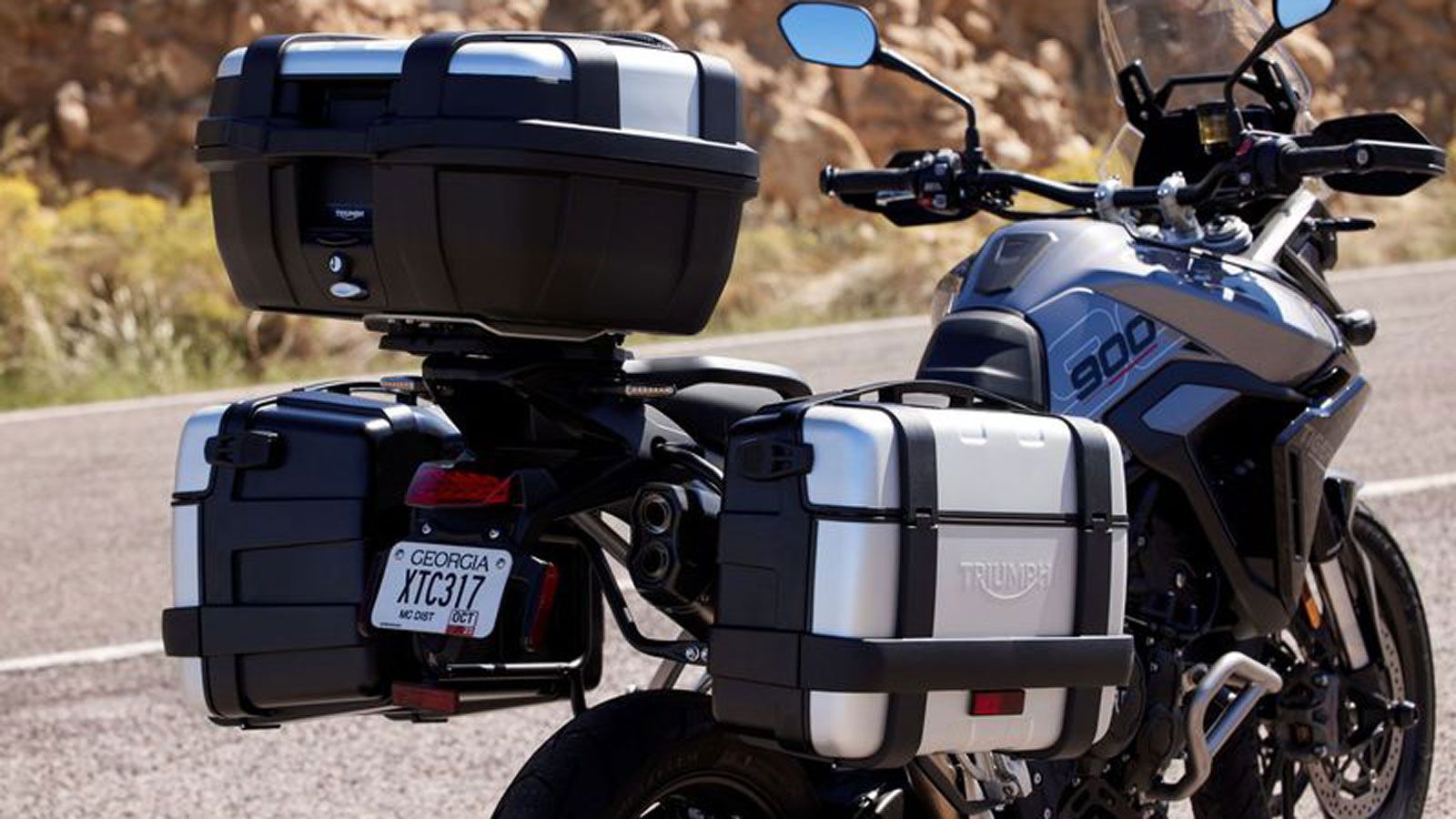 Η Triumph Tiger 900, ένα από τα κορυφαία adventure μοντέλα της μεσαίας κατηγορίας, προσφέρεται τώρα με δωρεάν σετ τριών γνήσιων βαλιτσών Triumph αξίας