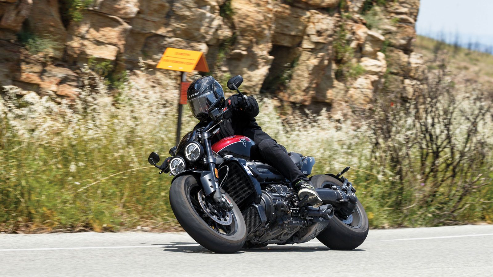 Με μεγαλεπήβολη muscle εμφάνιση, τον μεγαλύτερο κινητήρα παραγωγής και καταιγιστικές επιδόσεις όπως υπόσχεται και το προστιθέμενο ακρωνύμιο στην ονομα