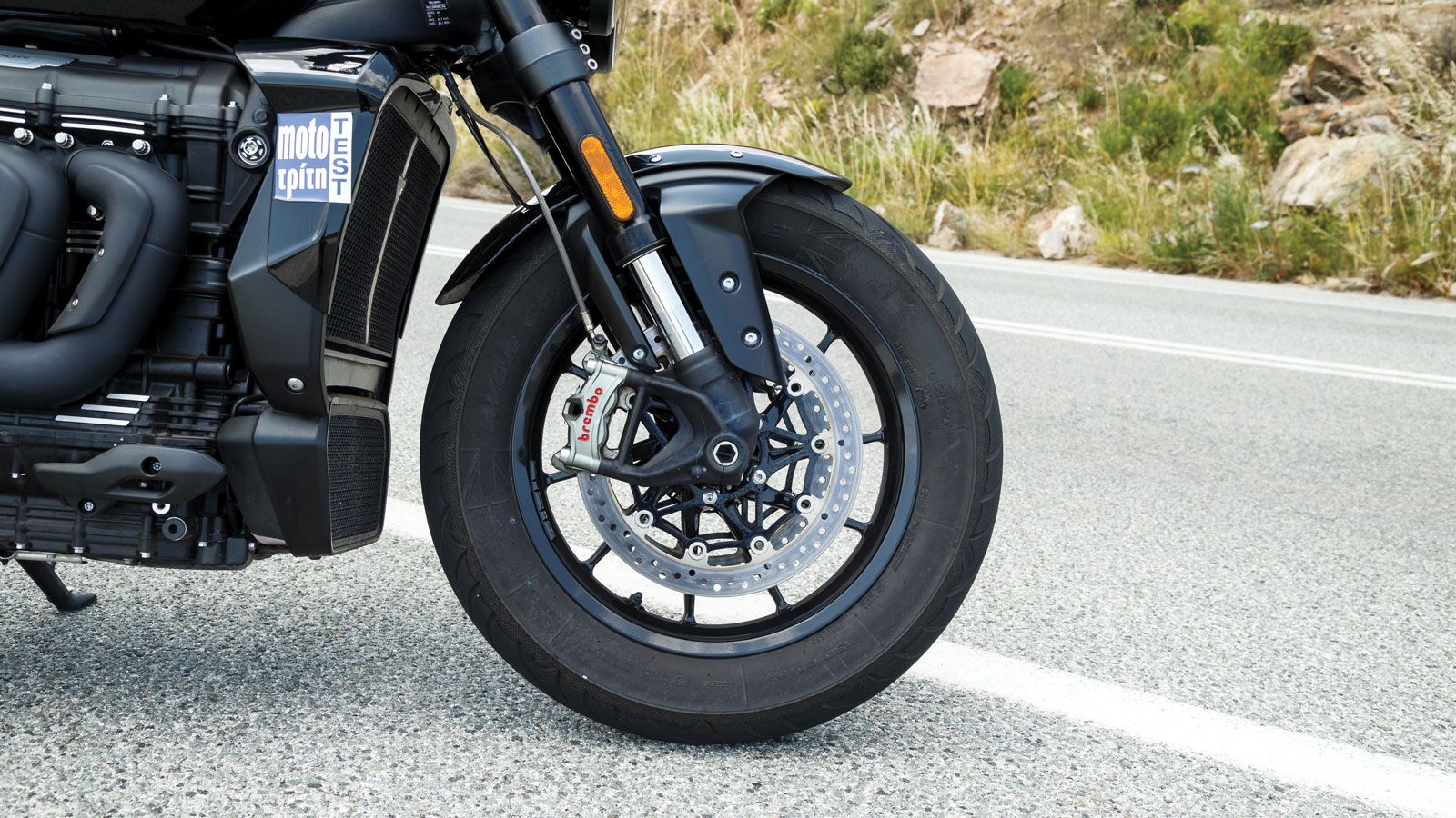 Για την ακινητοποίηση του θηρίου έχουν επιστρατευτεί οι τετραπίστονες ακτινικές monoblock δαγκάνες της Brembo M4.30 Stylema που συνεργάζονται με ένα ζ