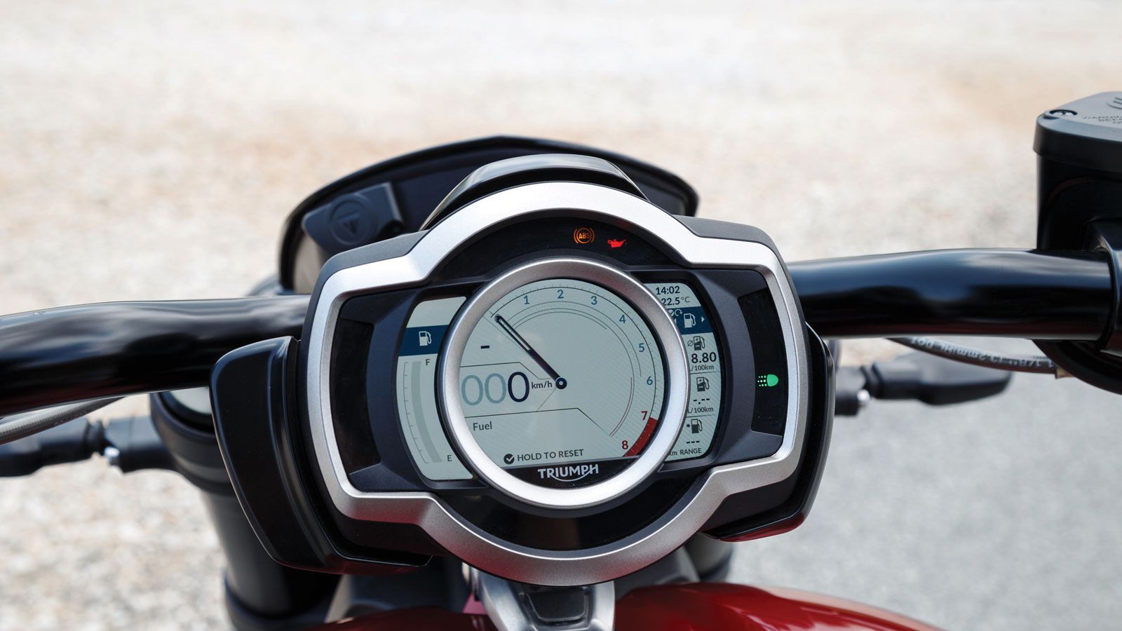 Η έγχρωμη TFT οθόνη πολλαπλών λειτουργιών, με ρυθμιζόμενη γωνία έδρασης, έχει δύο διαφορετικά στιλ απεικόνισης και εναλλαγή φωτισμού μέρας -νύχτας για