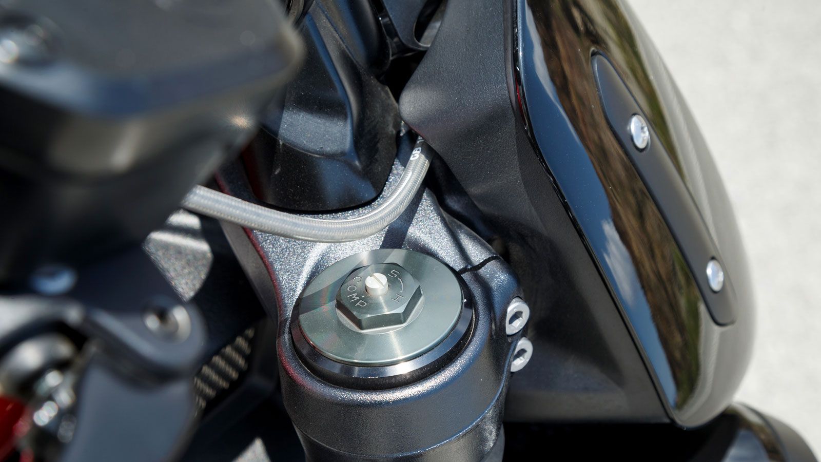 Η ανάρτηση αποτελείται από ένα ρυθμιζόμενο σε απόσβεση και επαναφορά ελατηρίου ανεστραμμένο πιρούνι 47 χιλιοστών της Showa και ένα πλήρως ρυθμιζόμενο 