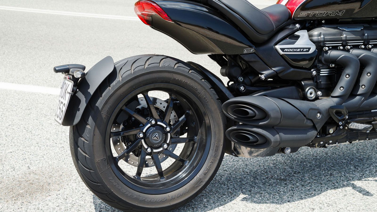 Δομικά το νέο Rocket 3 Storm δεν υπέστη αλλαγές καθώς το αλουμινένιο πλαίσιο με την backbone διάταξη και το επίσης αλουμινένιο μονόμπρατσο ψαλίδι συνθ