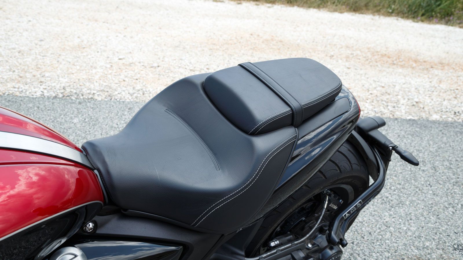 Η σέλα απέχει 773 χιλιοστά από το έδαφος, κάτι που σημαίνει εύκολη πρόσβαση σε αυτό. Και αυτό έχει τη σημασία του όταν έχεις να κουμαντάρεις ένα όχημα