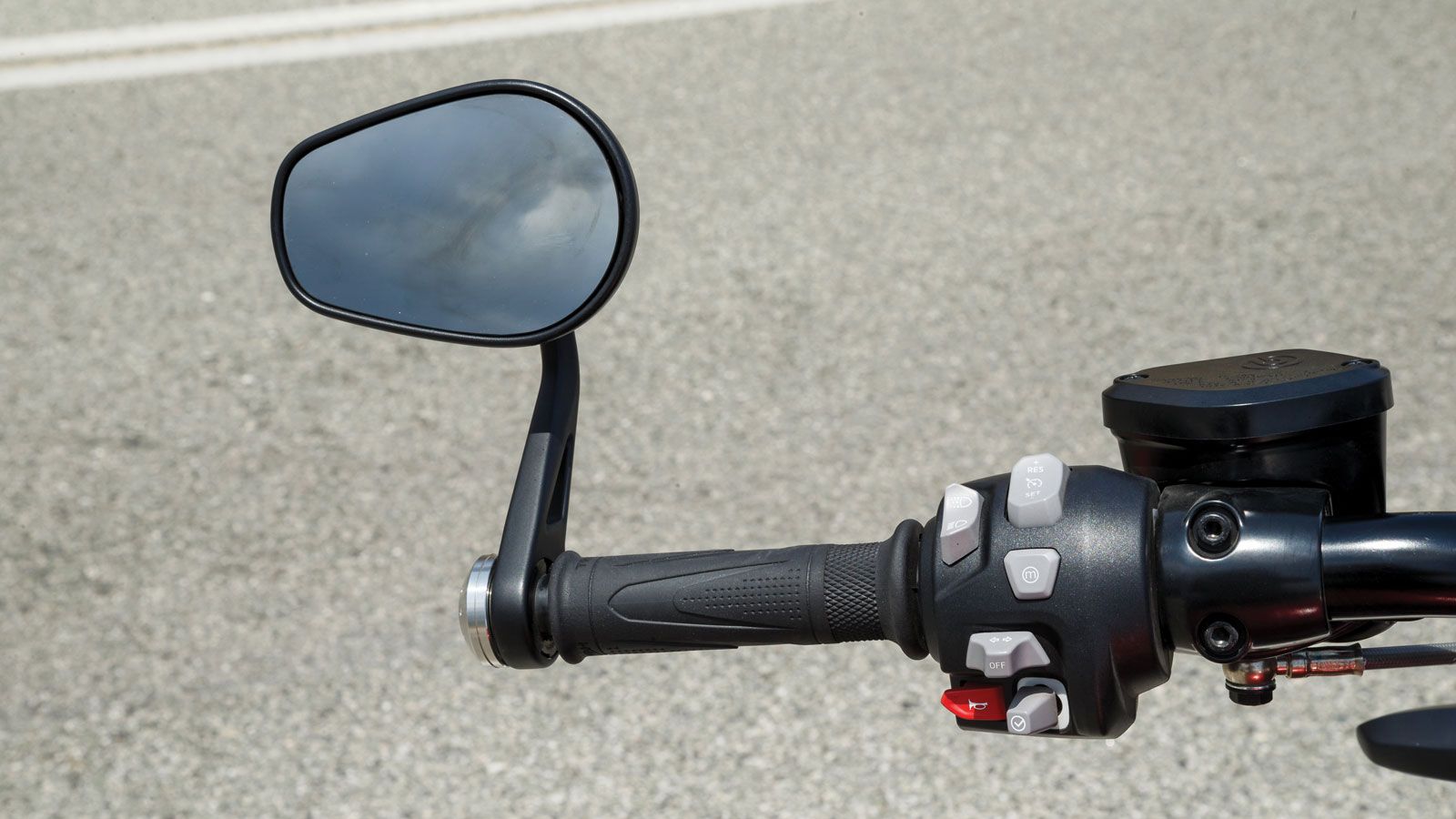 Η διαχείριση όλων των λειτουργιών γίνεται εύκολα μέσω φωτιζόμενων διακοπτών και του joystick 5 κατευθύνσεων στο αριστερό μέρος του τιμονιού και απαιτο