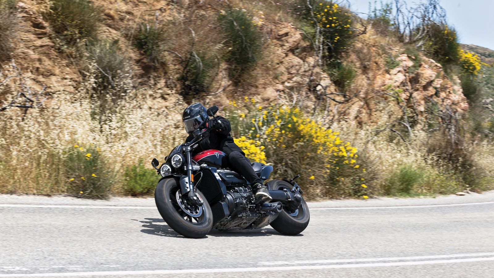 Επιβλητικό παρουσιαστικό γεμάτο μυς και καμπύλες με δυο LED μάτια που σε κοιτούν  απειλητικά, φαρδιά bobber ελαστικά με μονόμπρατσο ψαλίδι και μεταξόν