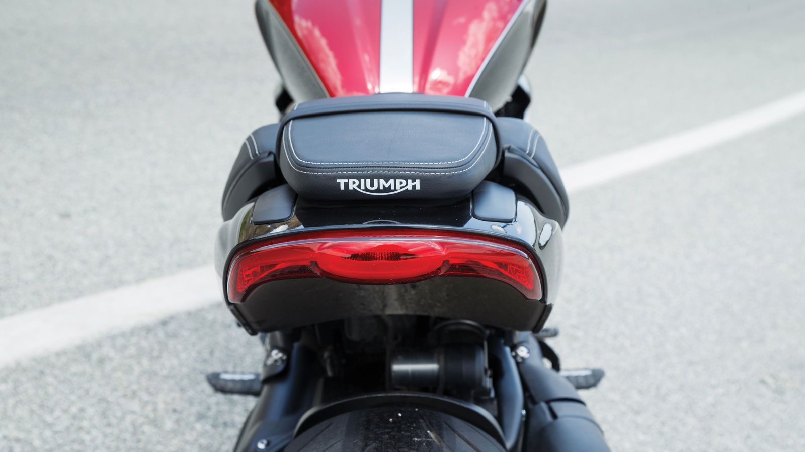 Το πίσω LED φωτιστικό σώμα απλώνεται σε όλο το μήκος της ουράς, με την βάση πινακίδας και τα φλας να έχουν μεταφερθεί στο ψαλίδι για καθαρότερη εικόνα