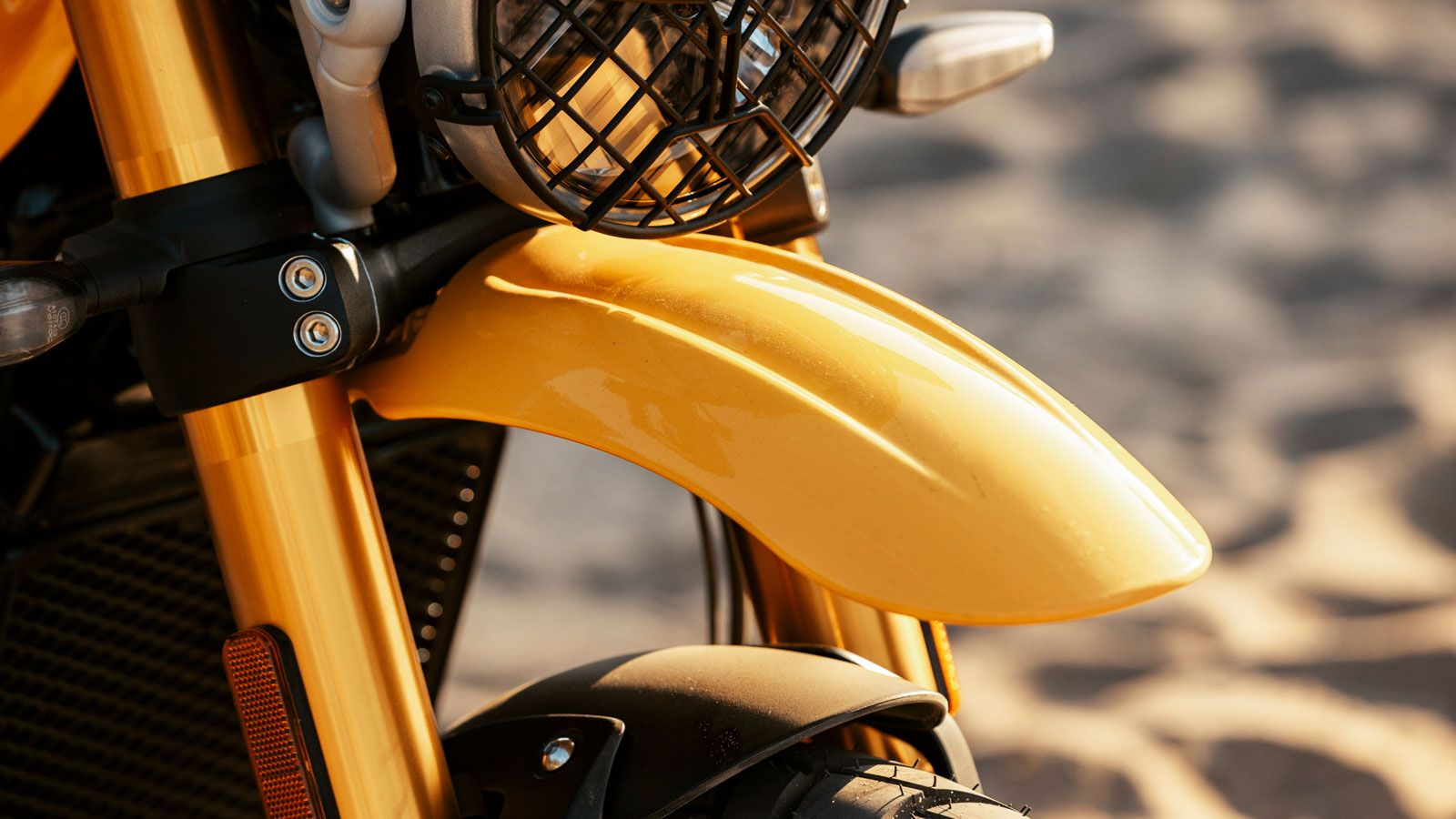 Για να δικαιολογήσει το όνομα “Scrambler”, η νέα 400 XC έχει εφοδιαστεί με αναρτήσεις πραγματικής χωμάτινης φιλοσοφίας. Μπροστά βρίσκεται 