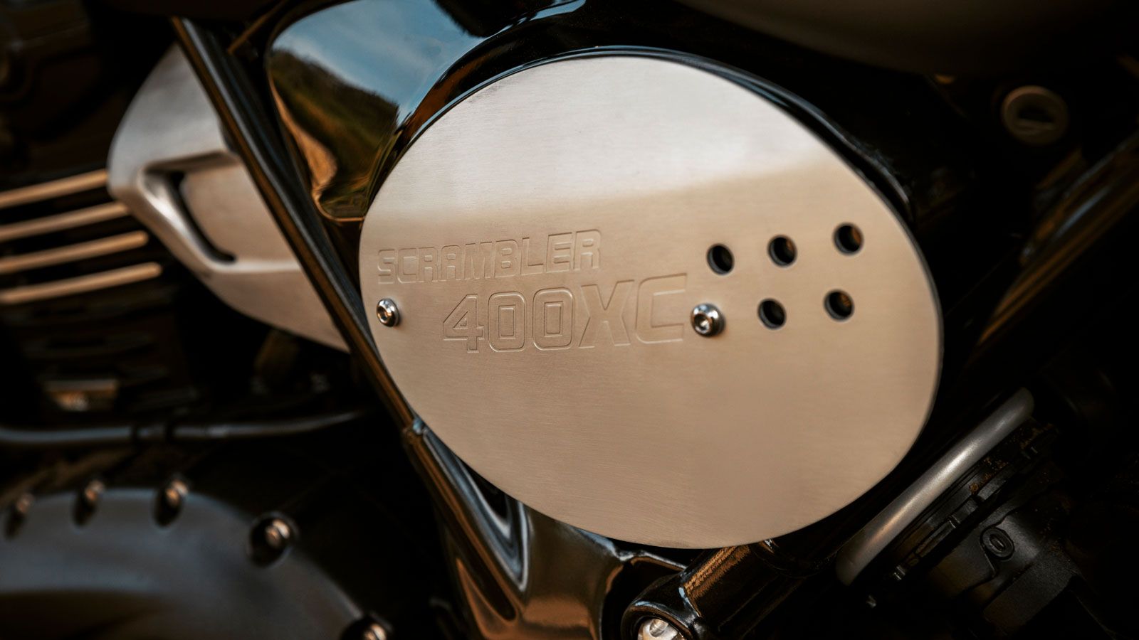 Η Triumph Scrambler 400 XC θα είναι διαθέσιμη στην ελληνική αγορά από τα μέσα Σεπτεμβρίου του 2025, σε τρεις αποχρώσεις: Racing Yellow, Storm Grey και
