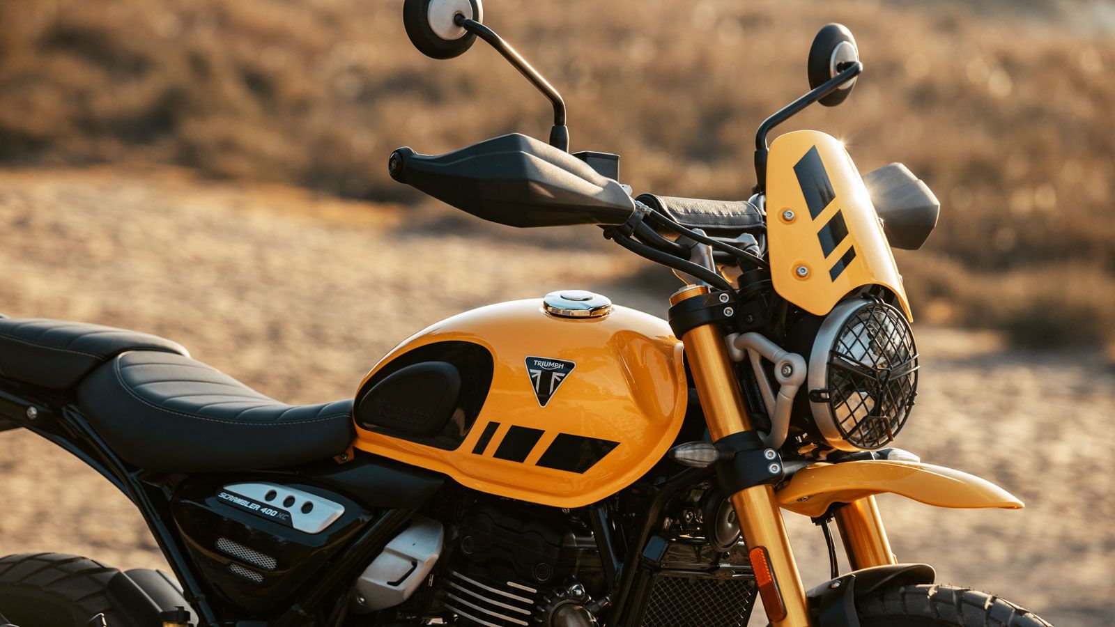 Το ψηλότερο εμπρός φτερό, οι αναρτήσεις με μεγαλύτερη διαδρομή, η ελαφρώς ανασηκωμένη εξάτμιση και οι τροχοί με ακτίνες προσδίδουν πραγματική off-road