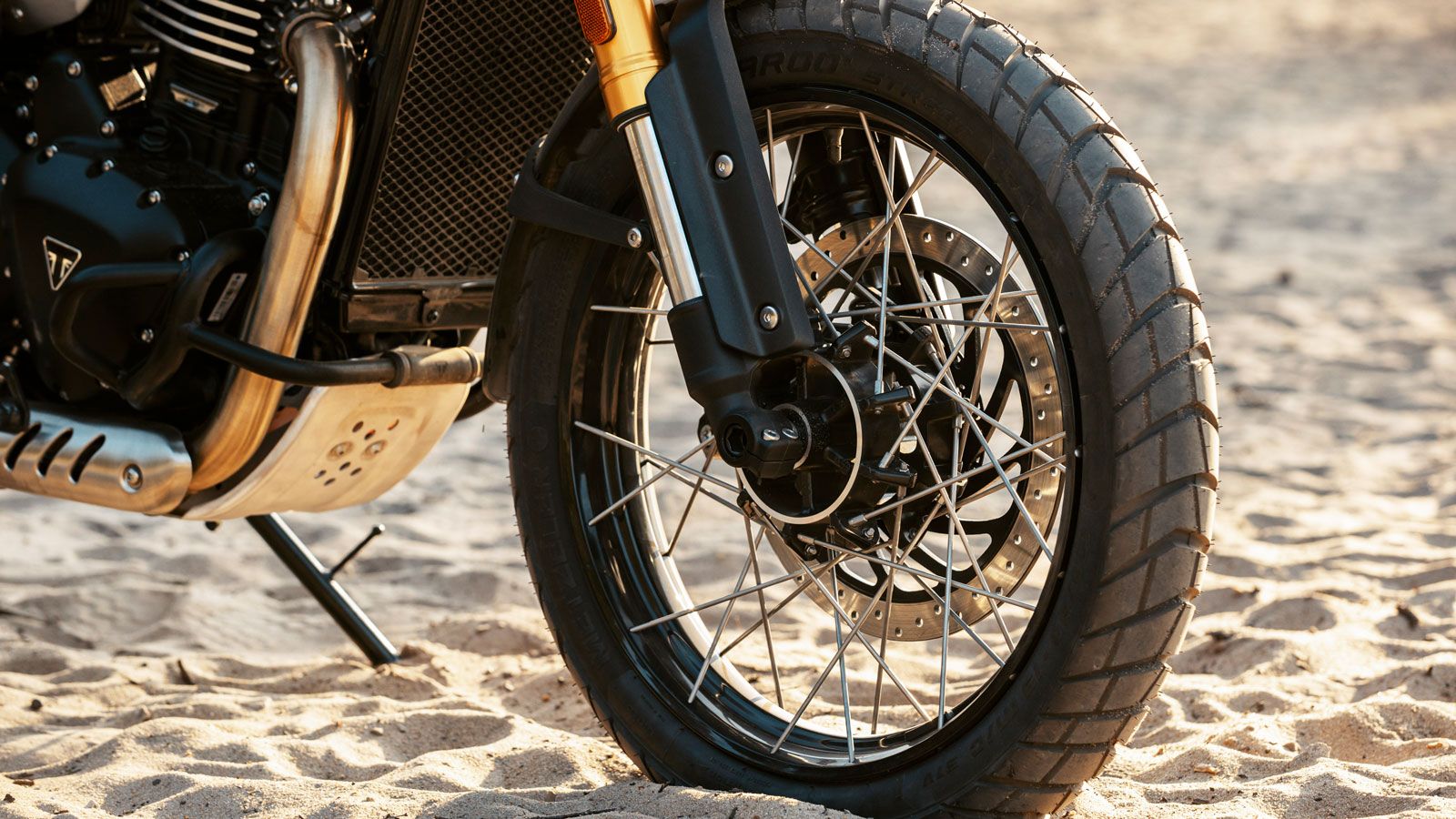 Στο φρενάρισμα η Triumph συνεργάστηκε με την ByBre, θυγατρική της Brembo, τοποθετώντας εμπρός δίσκο 320mm με 4πίστονη ακτινική δαγκάνα και πίσω δίσκο 