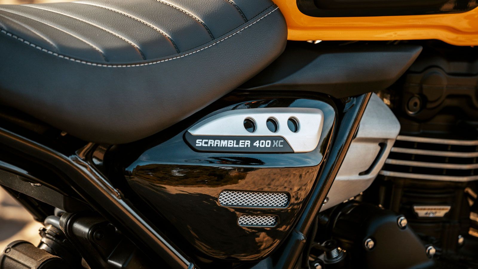 Η εικόνα ολοκληρώνεται από την όμορφη σέλα και την κομψή πίσω ουρά, που παραπέμπουν σε κλασική μοτοσυκλέτα αλλά με μοντέρνα ισορροπία.