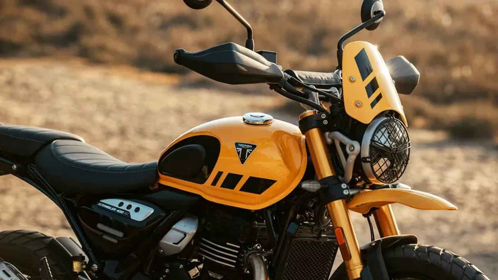 Η Triumph εξόπλισε τη νέα Scrambler 400 XC με προστατευτικά κάγκελα για τον κινητήρα, που στην απλή έκδοση προσφέρονταν μόνο προαιρετικά.