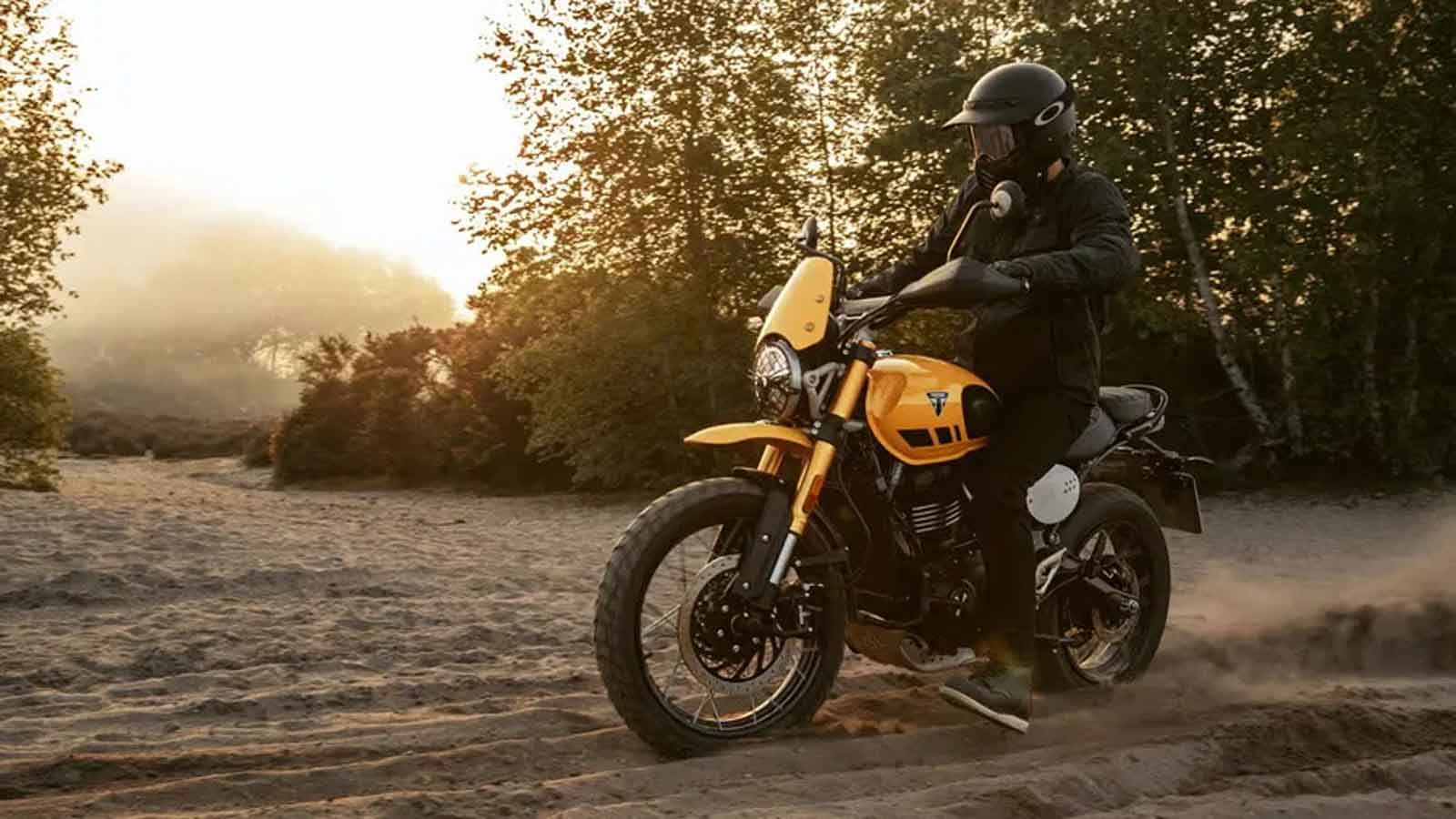 Η νέα Triumph Scrambler 400 XC πατάει πάνω στη γνωστή Scrambler 400 X, αλλά έρχεται με σημαντικές βελτιώσεις για όσους θέλουν να βγουν από την άσφαλτο