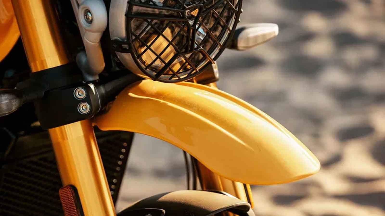 Ο μπροστινός λασπωτήρας έχει ανασχεδιαστεί, κοντύτερος, και συνοδεύεται από ψηλά τοποθετημένο φτερό που παραπέμπει σε καθαρόαιμο off-road ύφος.