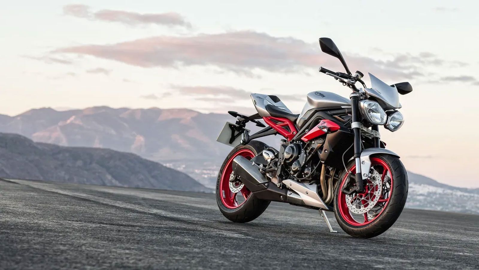 Οι δύο αυτές εκδόσεις θα πλαισιώσουν τις ήδη πιστοποιημένες Street Triple R και RS, προσφέροντας ακόμα περισσότερες επιλογές σε ένα μοντέλο που αποτελ