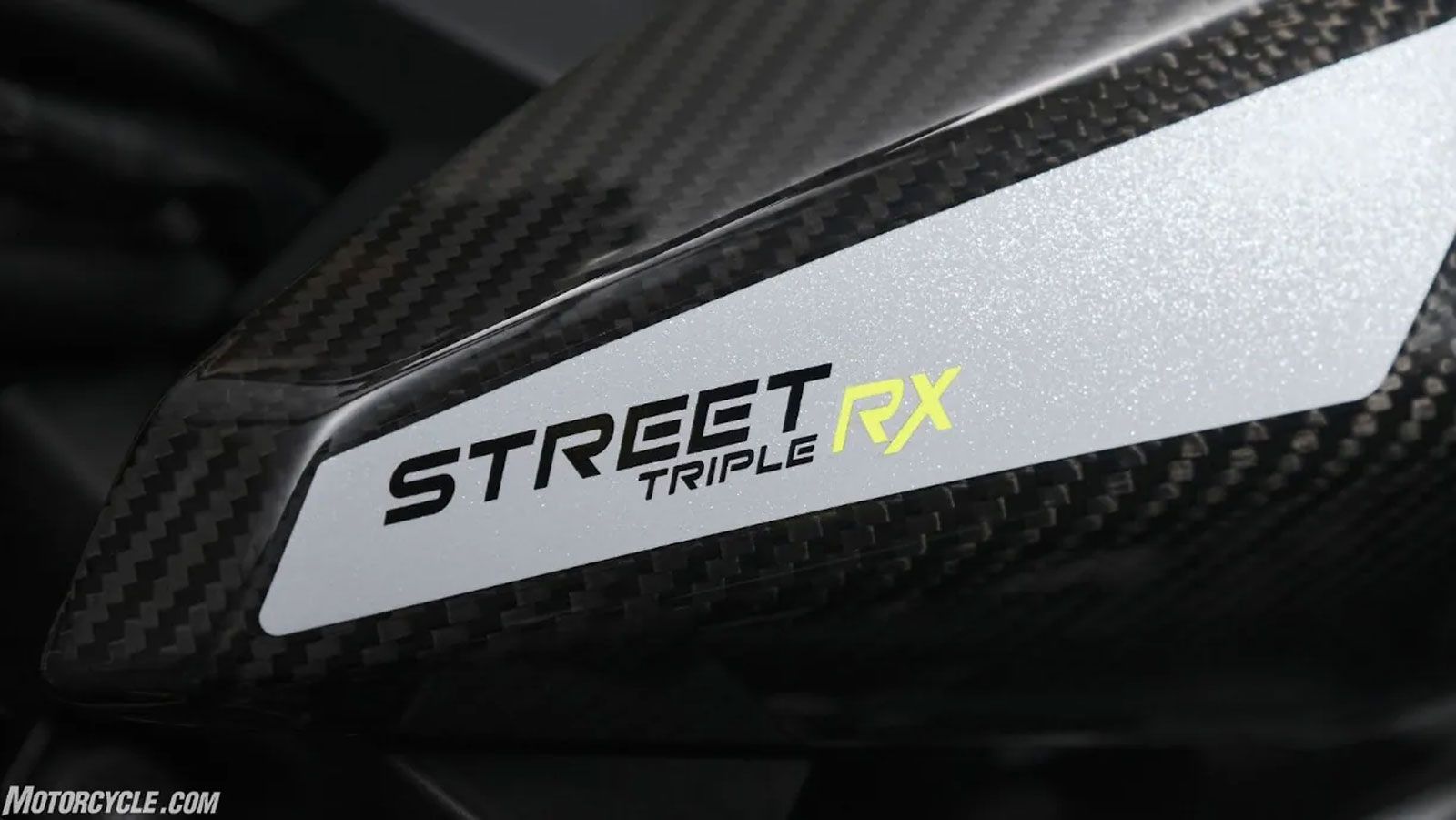Η ονομασία RX δεν είναι άγνωστη στη γκάμα της Triumph. Το 2015 είχε παρουσιαστεί μια Street Triple RX με τον κινητήρα των 675 κ.εκ., ξεχωρίζοντας με ι