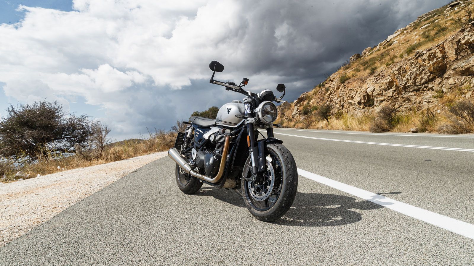 Με μία πρώτη ματιά, το Triumph Speed Twin 1200 σε κερδίζει με την κλασική εμφάνισή του, τον στρογγυλό LED προβολέα, το διπλό τελικό εξάτμισης από Brus