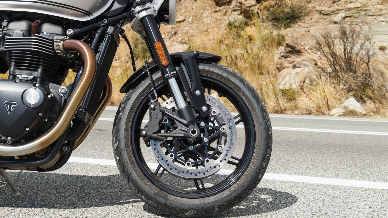 Στον τομέα των αναρτήσεων έχουμε νέο hardware, αφού το ανεστραμμένο πιρούνι 41χλστ της KYB αντικαθιστά ένα 43χλστ της Marzocchi, ενώ και τα διπλά αμορ