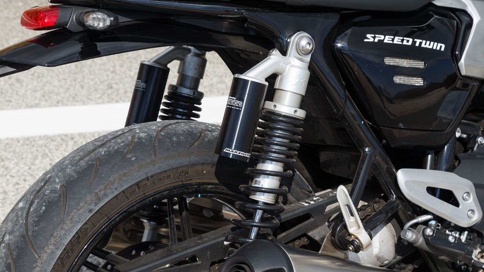 Οι διαδρομές τους είναι στα 120 και 116χλστ αντίστοιχα και παρά το γεγονός ότι δεν προσφέρουν ιδιαίτερη δυνατότητα ρύθμισης, κάνουν εξαιρετικά τη δουλ