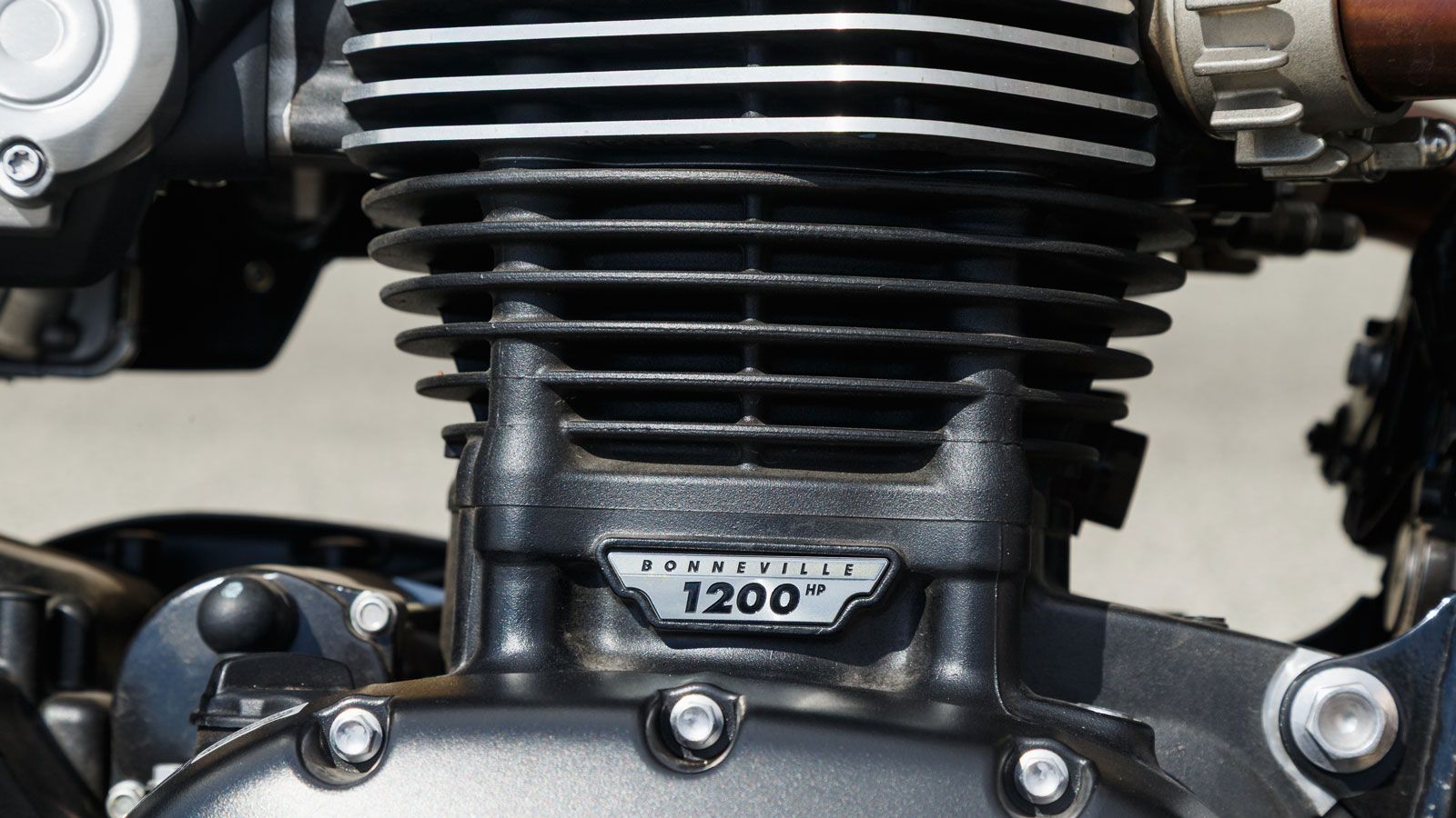 Φυσικά ο κινητήρας είναι δικύλινδρος εν σειρά, οκταβάλβιδος, με 1 επικεφαλής εκκεντροφόρο στα 1.197 κυβικά εκατοστά, με διαστήματα ανάφλεξης 270°, στο