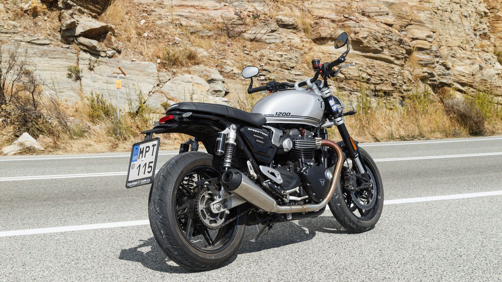 Σημαντική λεπτομέρεια που φρόντισαν να μην παραλείψουν οι μηχανικοί της Triumph, είναι και η προσθήκη ψύκτρων στον κινητήρα παρά το γεγονός ότι είναι 