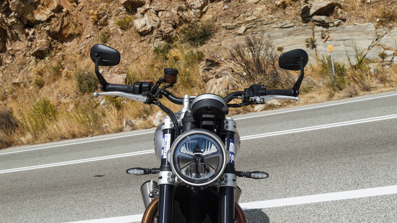 Ο προβολέας με το ενσωματωμένο DRL, σχηματίζει ένα Χ στο εσωτερικό, με το σήμα της βρετανικής εταιρείας στο κέντρο του, ενώ οι καθρέπτες Bar-End ταιρι