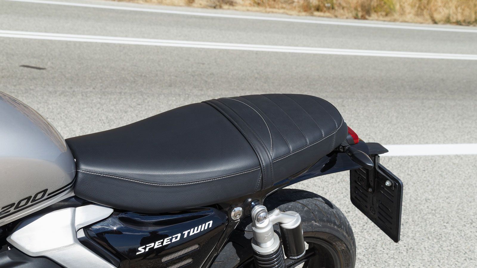 Στο σημείο όπου η σέλα συναντά το ρεζερβουάρ μάλιστα, είναι αρκετά λεπτή σε σημείο που κάνει εντύπωση το γεγονός ότι είναι μία 1.200άρα μοτοσυκλέτα.