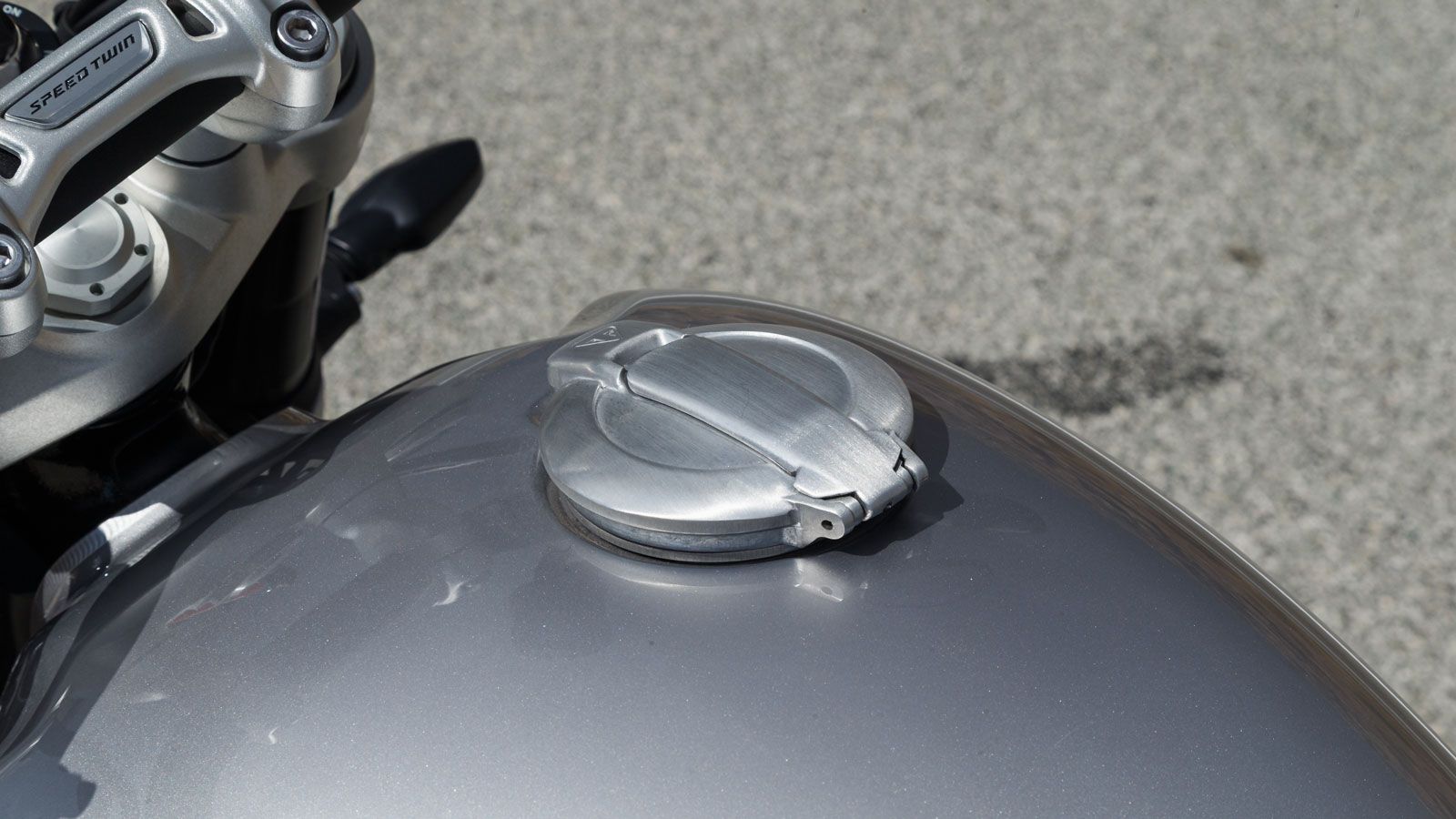 Στο μεταλλικό ρεζερβουάρ σχήματος tear-drop, με τις αυλακώσεις που επιτρέπουν στο τιμόνι να μην ακουμπάει σε αυτό όταν στρίβεις, την παράσταση κλέβει 