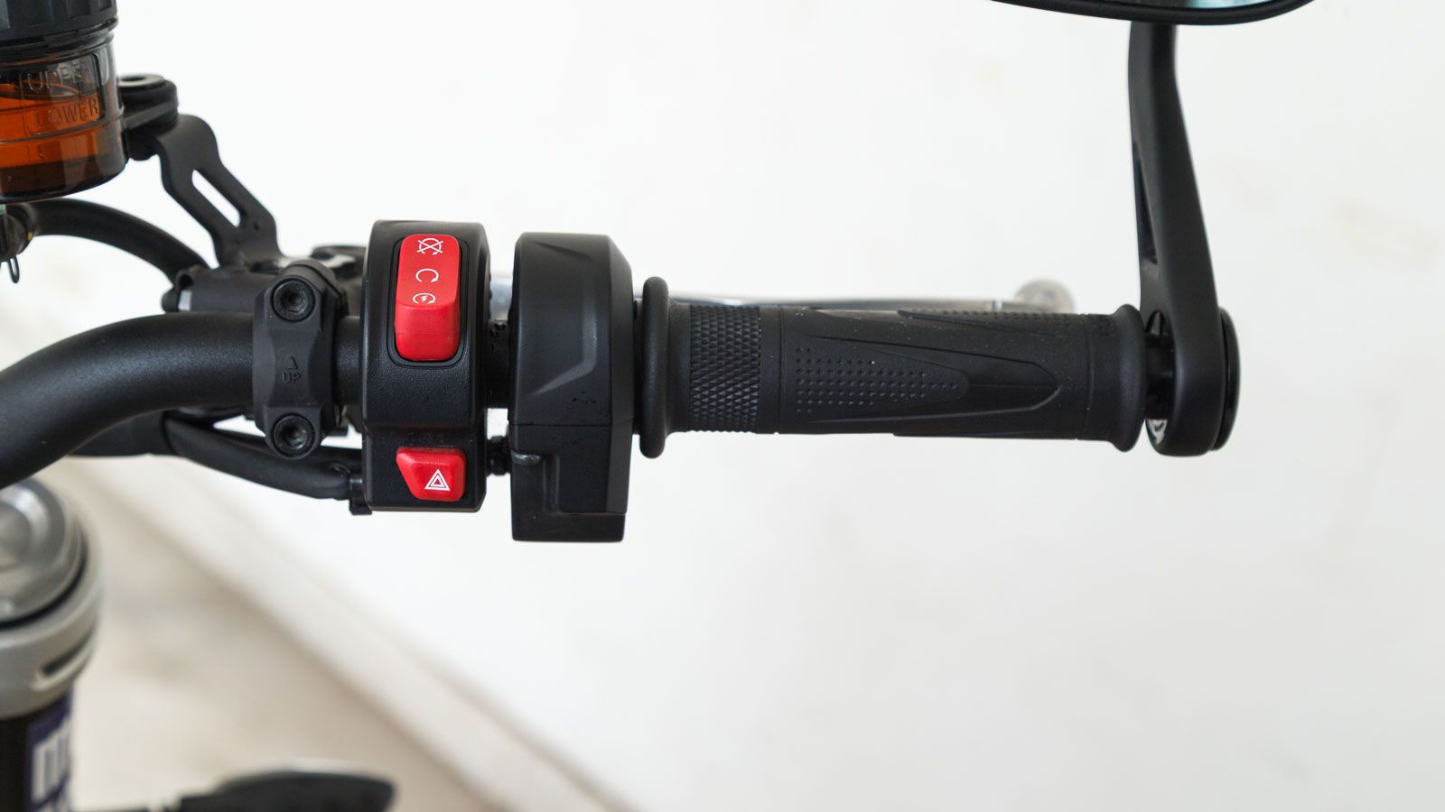 Στις απεικονίσεις περιλαμβάνεται η θερμοκρασία περιβάλλοντος, όλες οι απαραίτητες για την μοτοσυκλέτα πληροφορίες ανάμεσα στις οποίες και τα διαστήματ