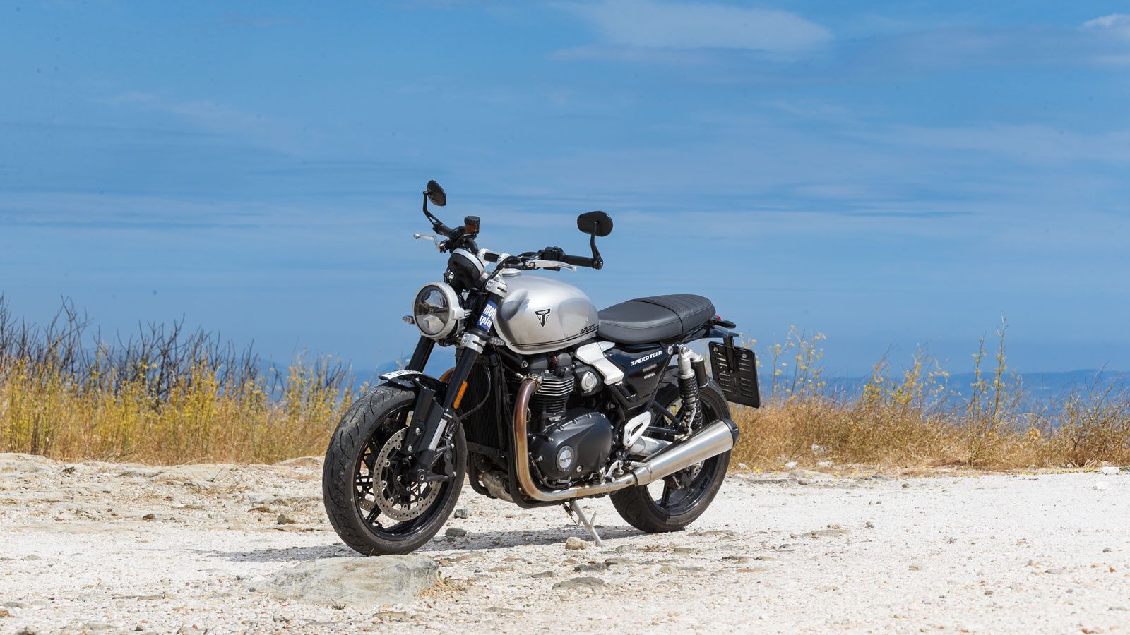 κολουθώντας την κλασική εμφάνιση των παλιών μοτοσυκλετών, στο πίσω μέρος θα βρεις διπλό αμορτισέρ που συνδέεται στο υποπλαίσιο, ενώ λίγο πιο μπροστά α