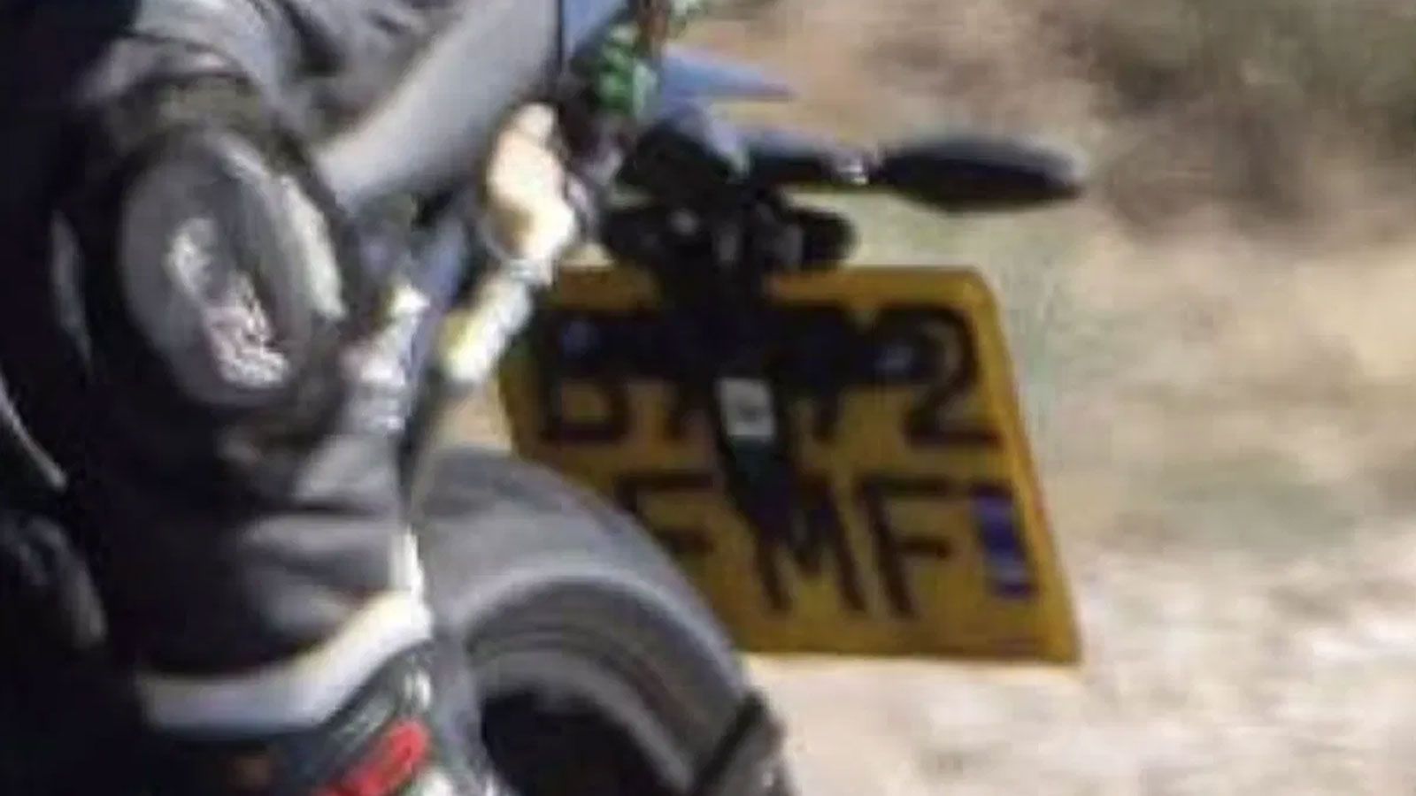 Μέσω αναζήτησης στο Instagram, αναλύθηκε η πινακίδα κυκλοφορίας του δοκιμαστικού μοντέλου, η οποία φαίνεται να είναι «BX72FMF».