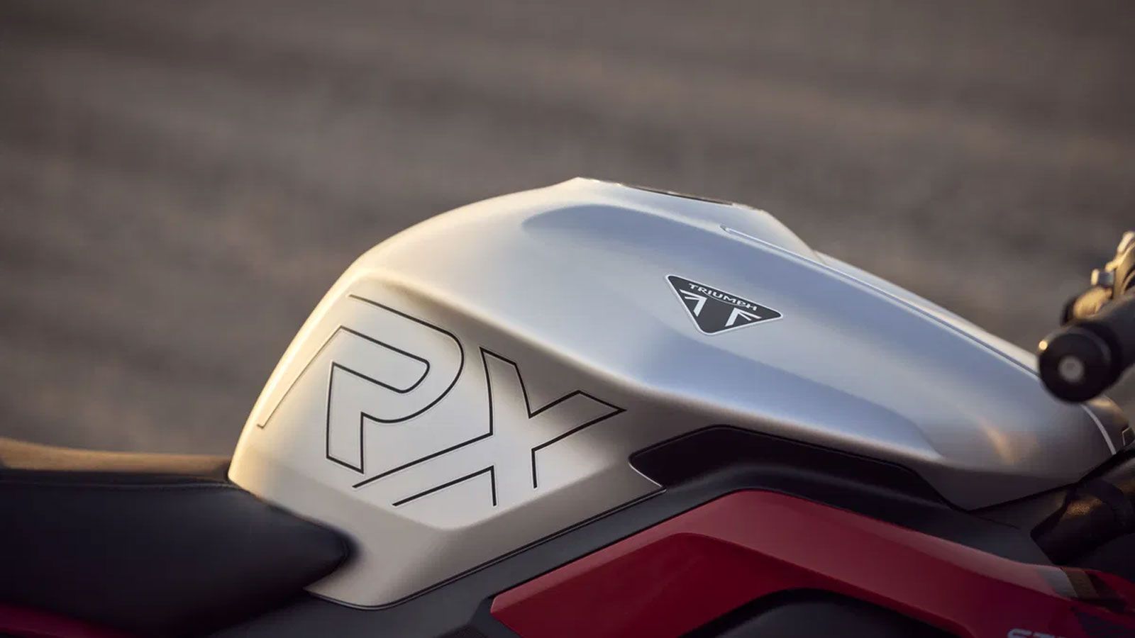 Το ρεζερβουάρ των 15 λίτρων εξασφαλίζει ικανοποιητική αυτονομία σε μικτές συνθήκες, ενώ η δύναμη του τρικύλινδρου κινητήρα στις μεσαίες στροφές παραμέ