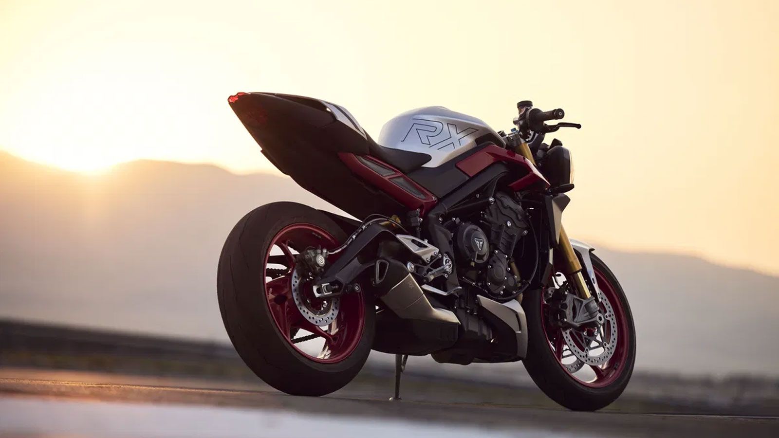 Κάτω από το πλαίσιο βρίσκεται ο υγρόψυκτος, τρικύλινδρος σε σειρά κινητήρας των 765 κ.εκ., που αποδίδει 128,2 ίππους στις 12.000 σ.α.λ. και 8,1 kgm ρο