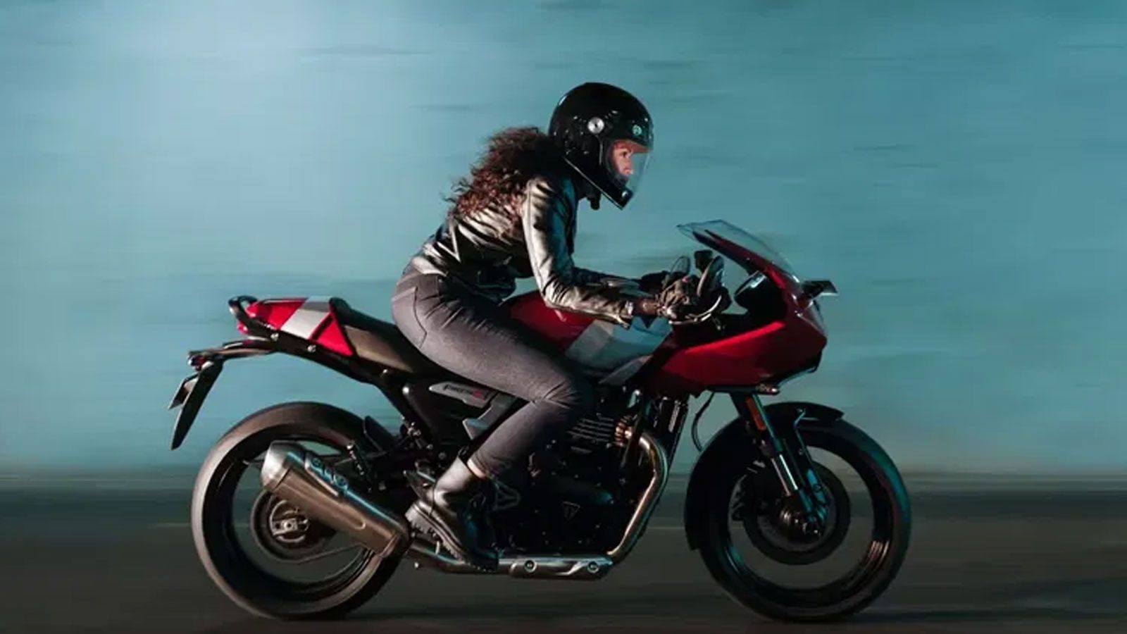 Ο μονοκύλινδρος κινητήρας των 398cc είναι γνωστός για την ελαστικότητα και την απόκριση του, ωστόσο στη Thruxton 400 εμφανίζεται με ανανεωμένο mapping