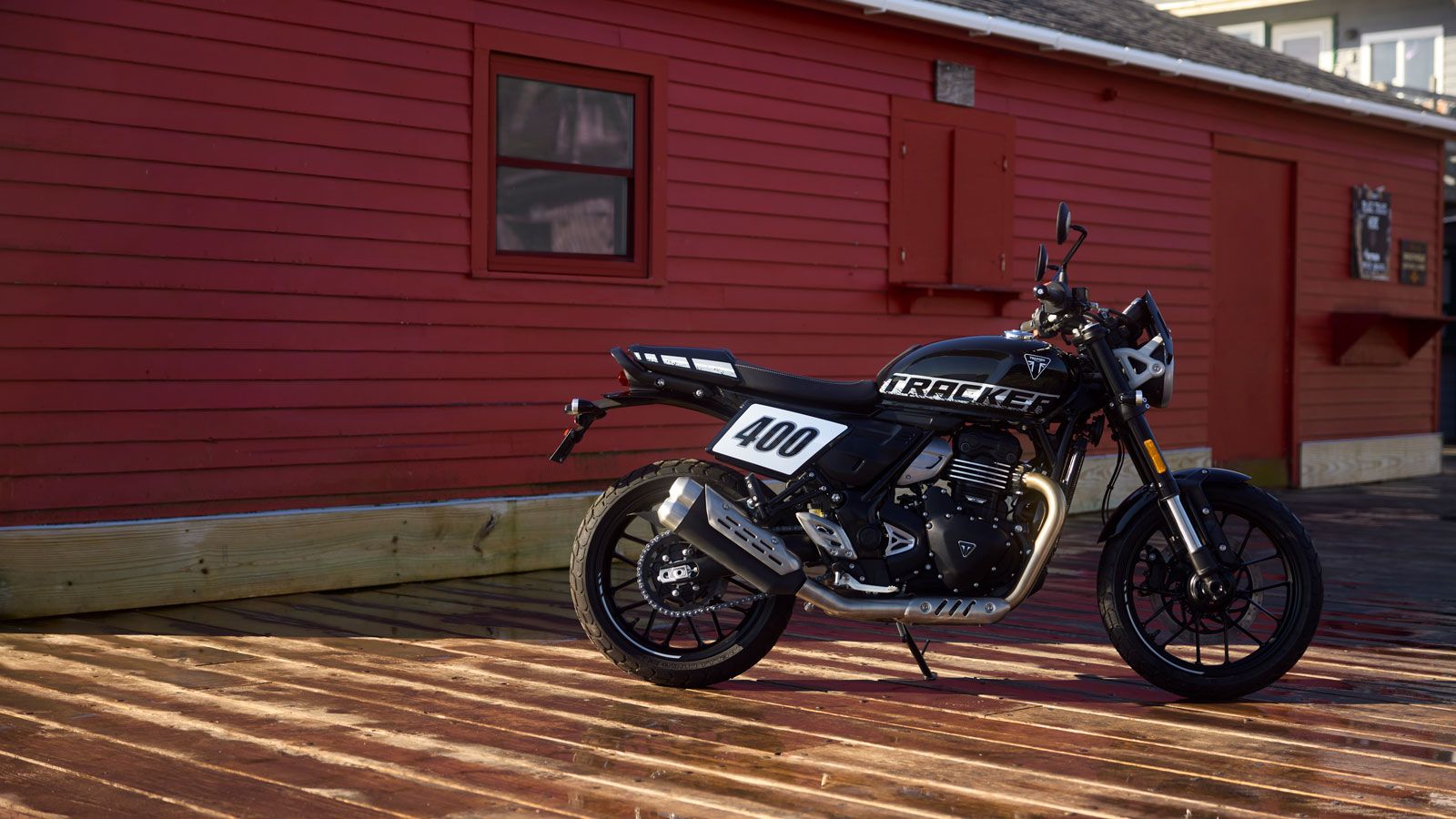 Η Tracker 400 αντλεί έμπνευση από τις χωμάτινες οβάλ πίστες των αγώνων flat track, μεταφέροντας όμως το ύφος αυτό σε καθαρά ασφάλτινη χρήση. 