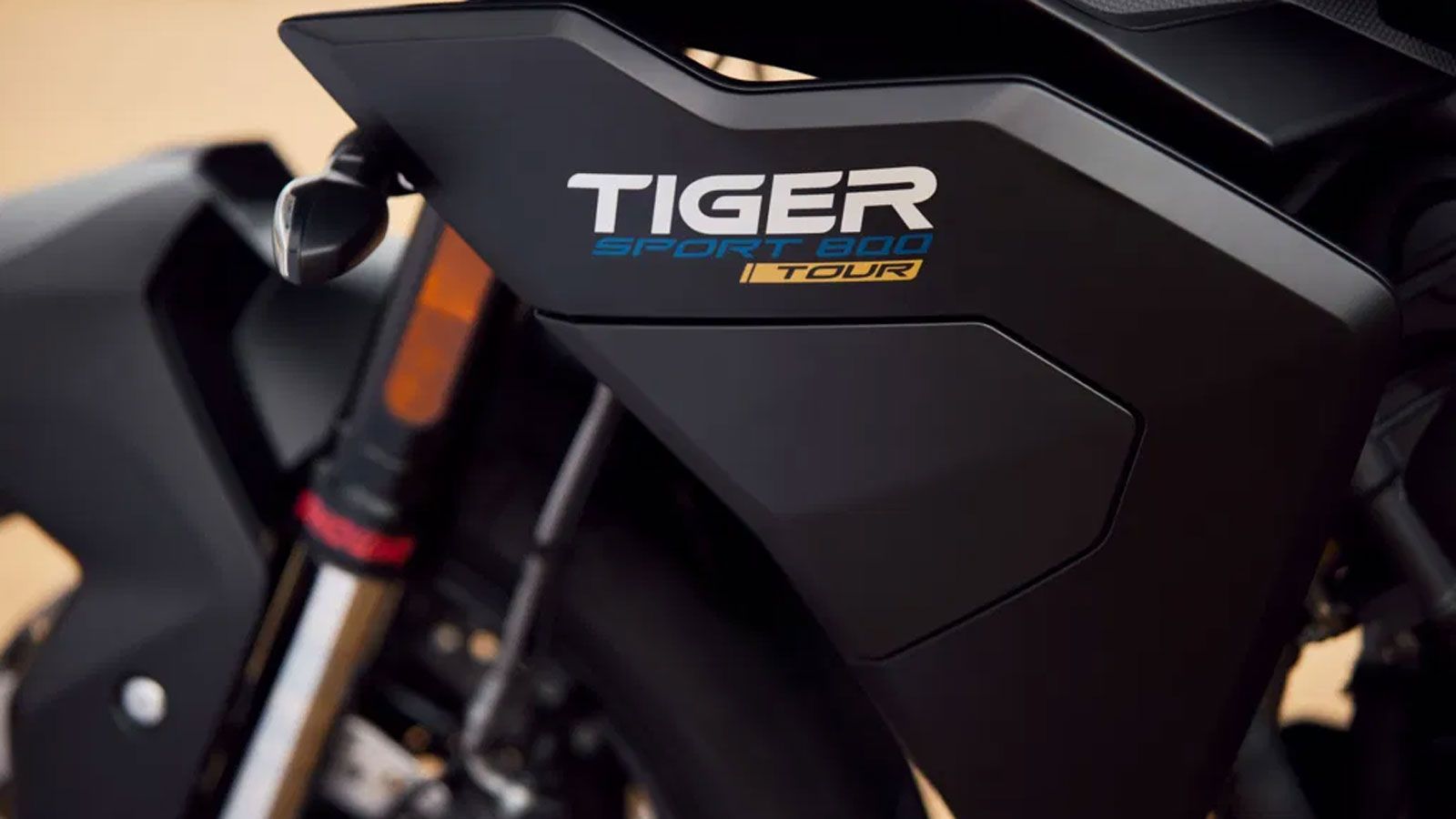 Η αρχιτεκτονική του πλαισίου και των αναρτήσεων παραμένει στη λογική του Sport: Showa μπροστά και πίσω, με τις απαιτούμενες ρυθμίσεις αλλά και απομακρ