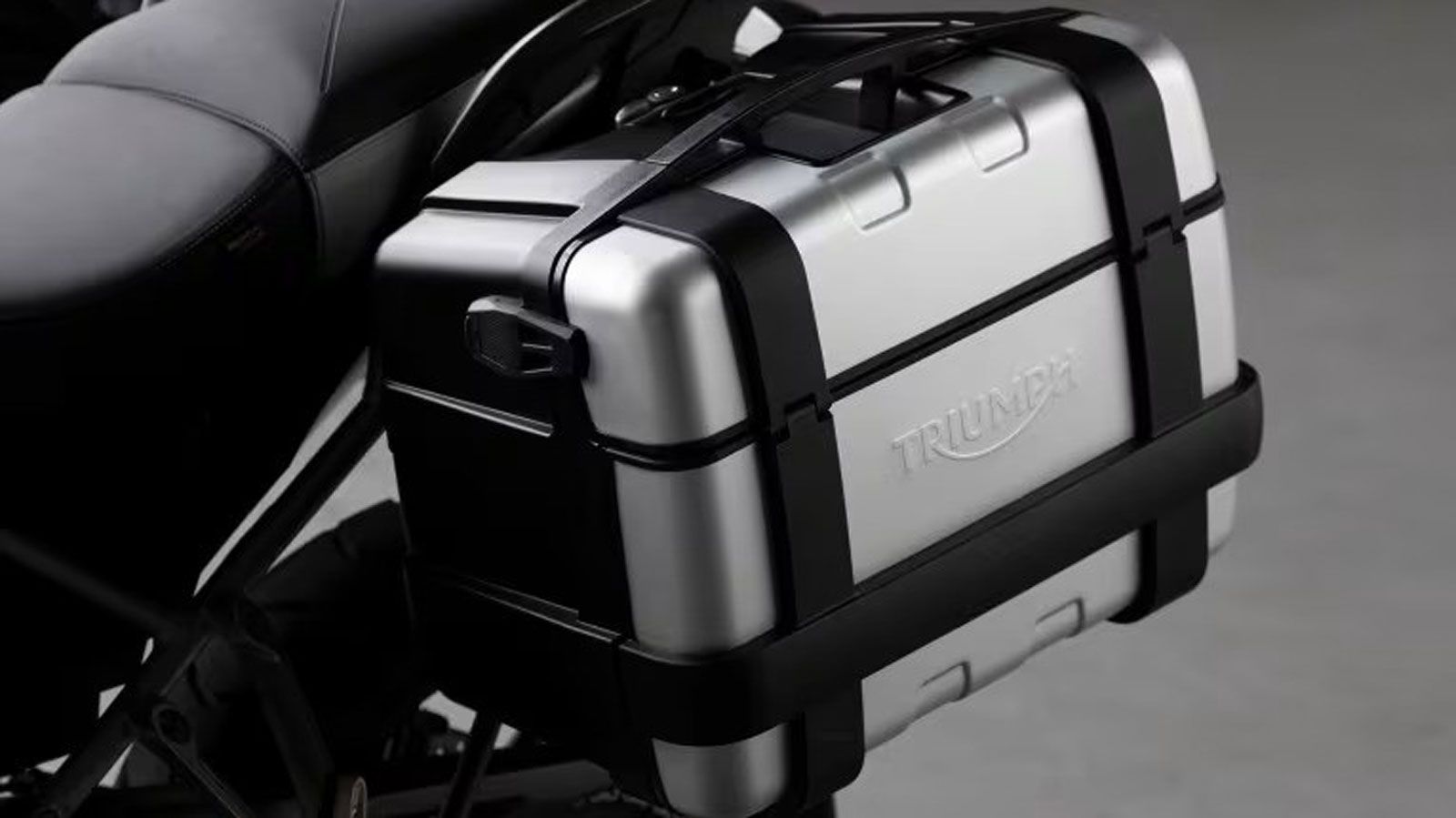 Το πακέτο περιλαμβάνει τις δύο πλαϊνές βαλίτσες και το top case, ειδικά σχεδιασμένα για το μοντέλο, ώστε να προσφέρουν άψογη εργονομία, ασφάλεια και p