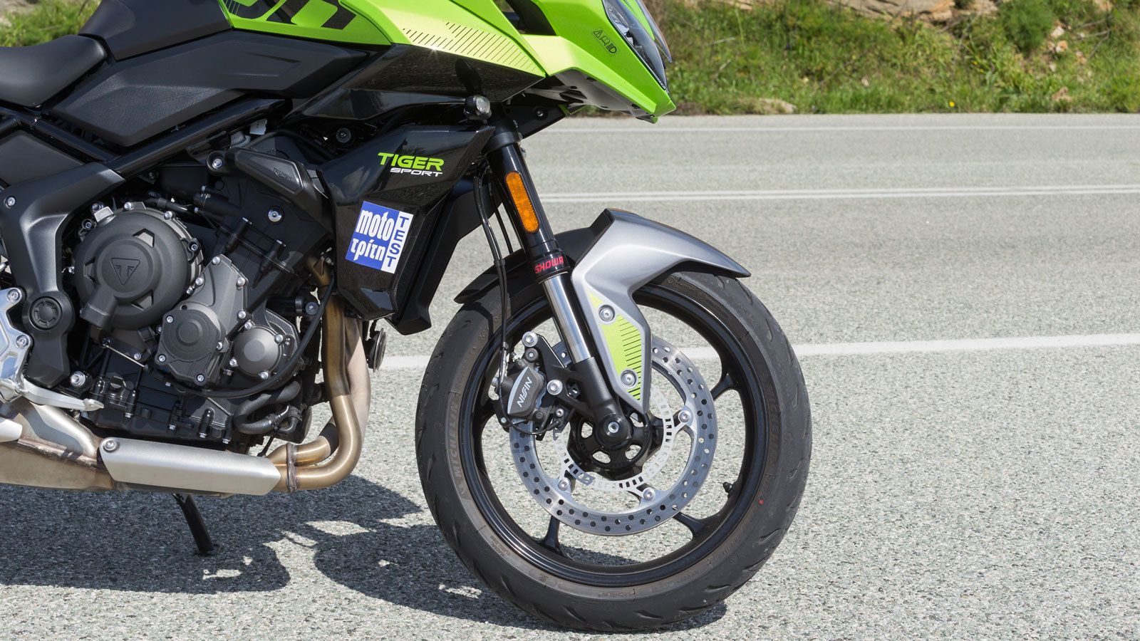 Το ίδιο hardware θα βρεις και στο σύστημα πέδησης, με δύο δίσκους 310χλστ εμπρός και διπίστονες δαγκάνες της Nissin και έναν δίσκο 255χλστ πίσω με δαγ