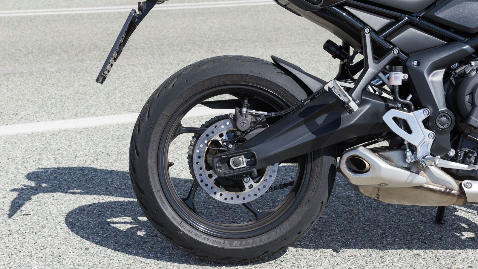 Η πιο σημαντική ίσως αναβάθμιση του μοντέλου για το 2025 είναι η εξόπλισή του με αδρανειακή μονάδα IMU 6 αξόνων η οποία προσδίδει στο ABS και στο Trac