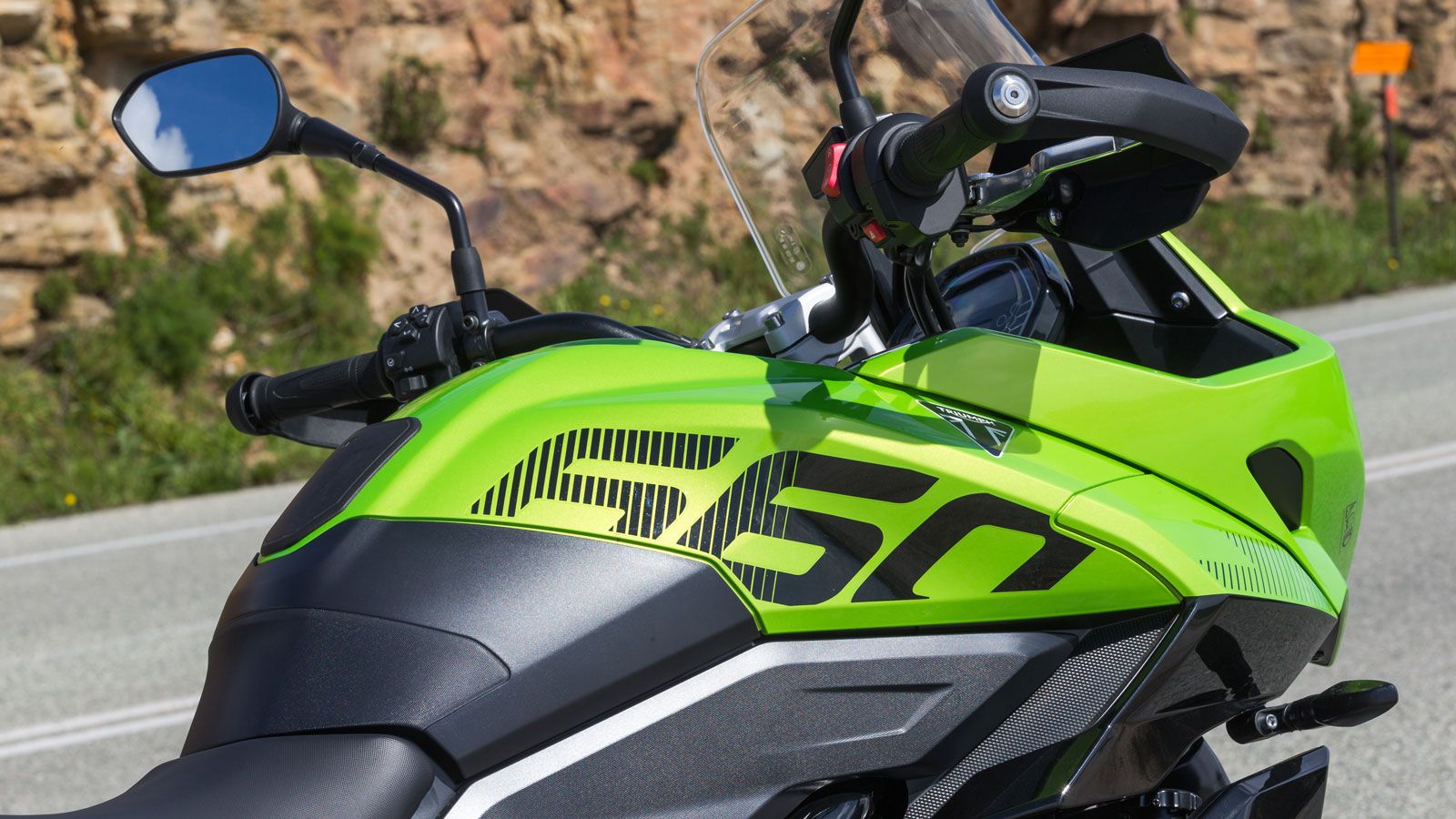 Με την προσθήκη IMU, quickshifter, cruise control, ενός ακόμα Riding Mode και του νέου, αναβαθμισμένου πιρουνιού της Showa παραμένει μία επιλογή με εξ