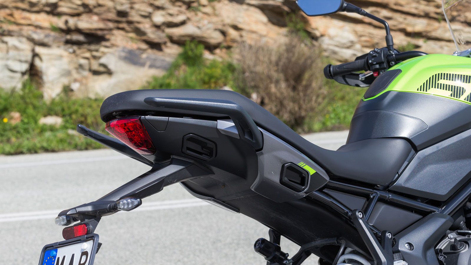 Οι μίνιμαλ σχεδιασμού αλουμινένιοι τροχοί 5 ακτινών βάφονται σε ένα γυαλιστερό μαύρο χρώμα, το οποίο θα συναντήσεις και στα εκτεθειμένα σημεία του ατσ