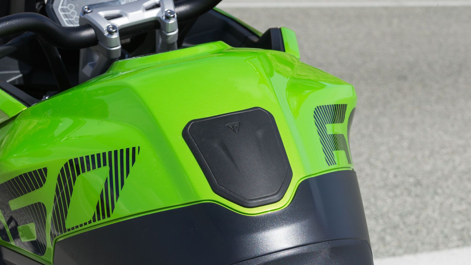 Η θέση οδήγησης είναι αρκετά όρθια με τα μαρσπιέ να έρχονται σχεδόν στην ίδια κάθετο με το σώμα του αναβάτη και το τιμόνι να βρίσκεται στο κατάλληλο σ