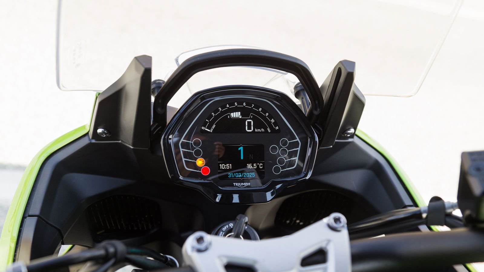 Αποτελείται από μία μικρή TFT και μία LCD οθόνη στο επάνω μέρος, αν και θα θέλαμε να δούμε την προσθήκη μίας νέας TFT ακολουθώντας τις επιταγές της σύ