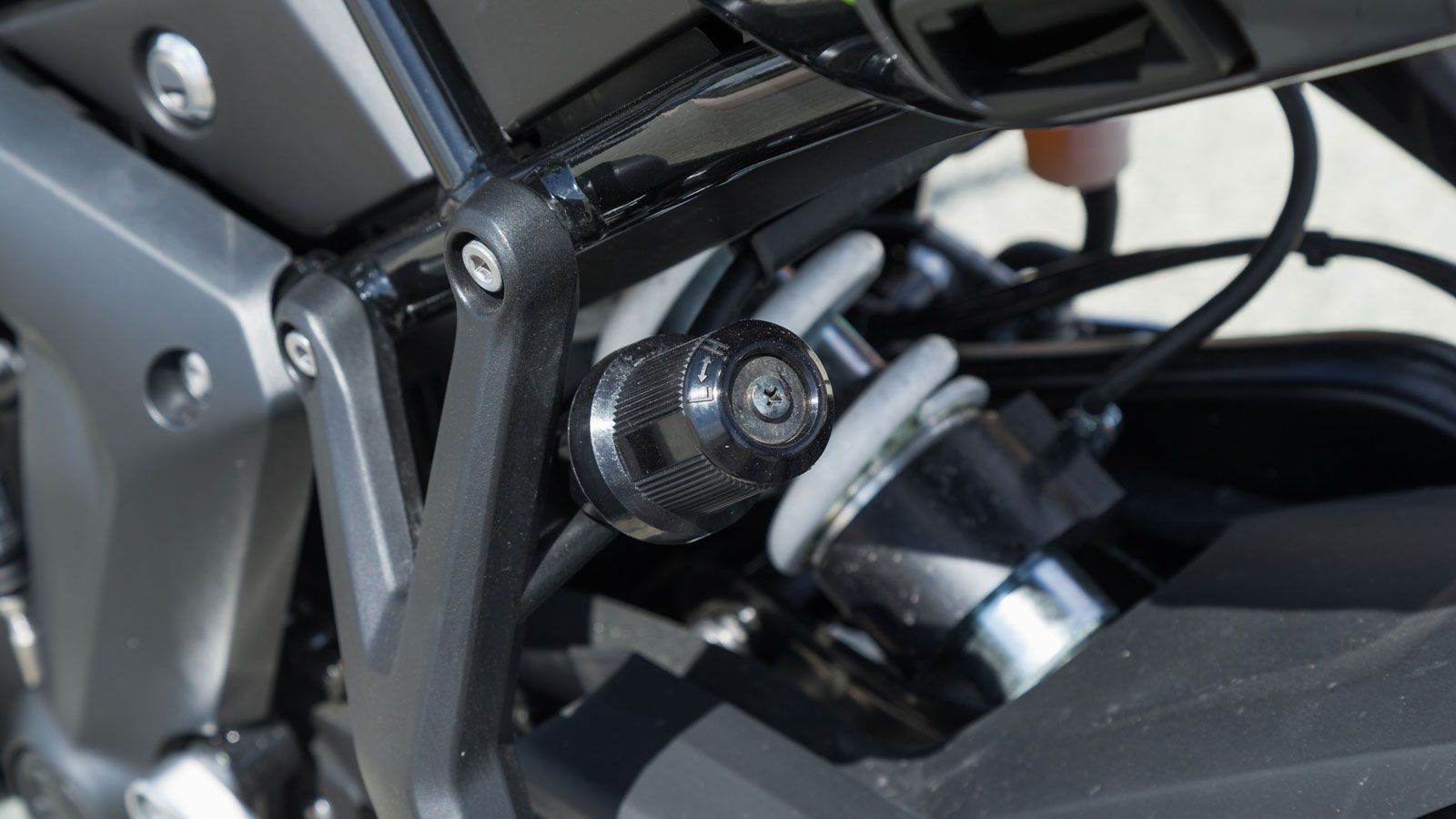 Monoshock αμορτισέρ επίσης της Showa πίσω.