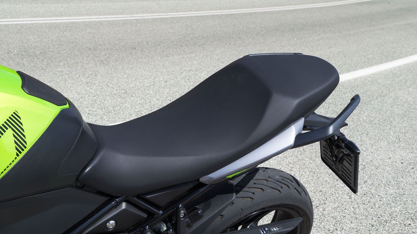 Η μονοκόμματη σέλα είναι ευρύχωρη και έρχεται στα 835χλστ από το έδαφος, προσφέροντας ένα αρκετά καλό πάτημα για τα περισσότερα αναστήματα.