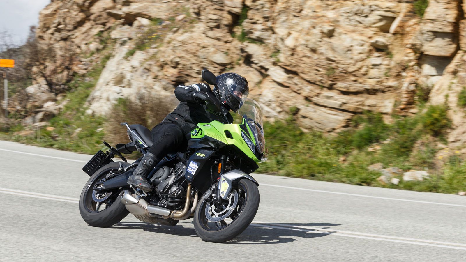 Είναι ευρέως γνωστό πως η Triumph ήταν πάντοτε master των τρικύλινδρων κινητήρων, κάτι που εξάλλου υπαινίσσεται υπό μία έννοια και το όνομά της με το 